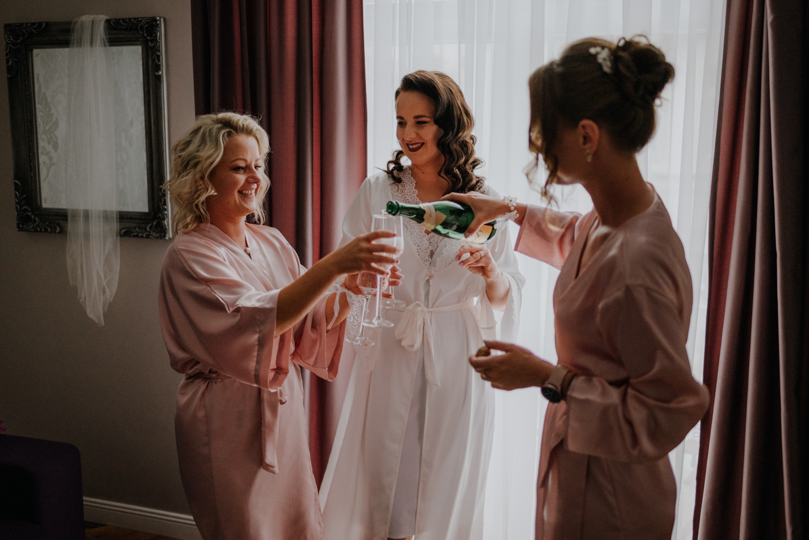 2-przygotowania-slub-szampan-przyjaciolki-swiadkowe (2)