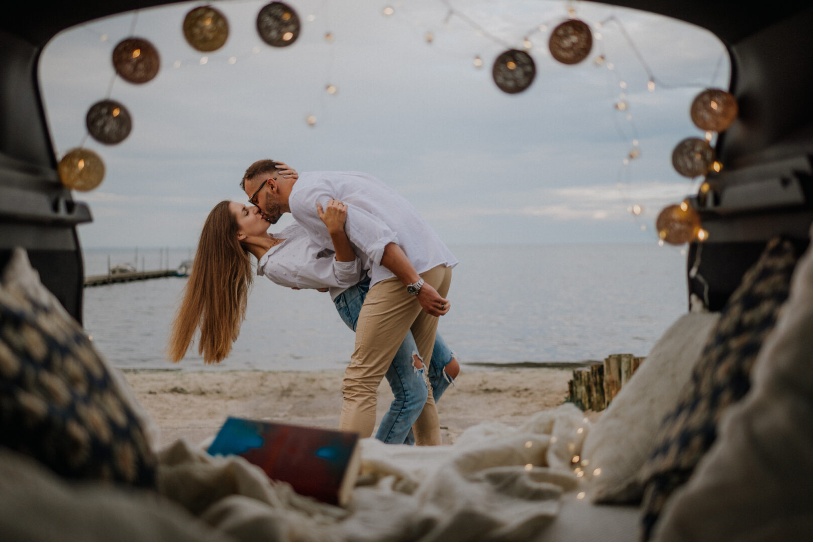 sesja w aucie pary fotograf trojmiasto