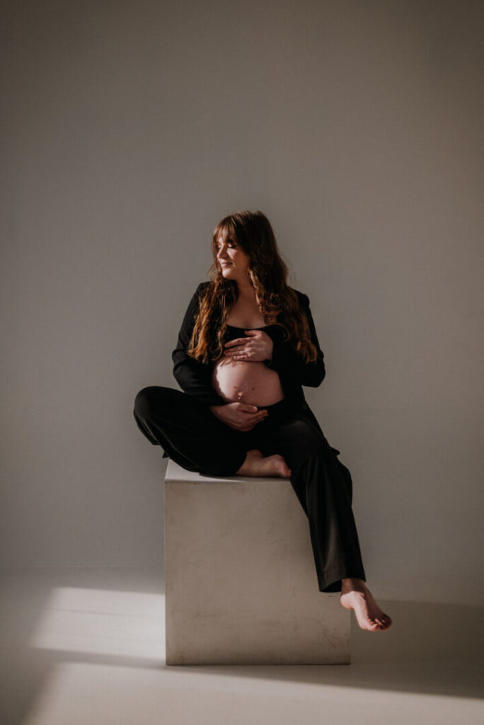 sesja brzuszkowa garnitur elegancja