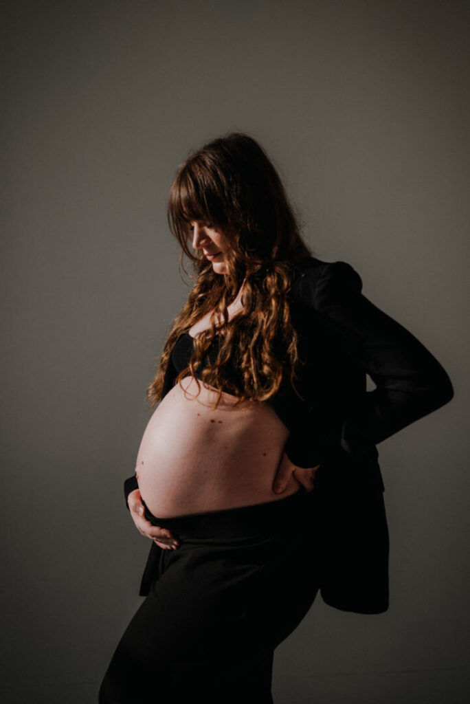 sesja brzuszkowa garnitur elegancja