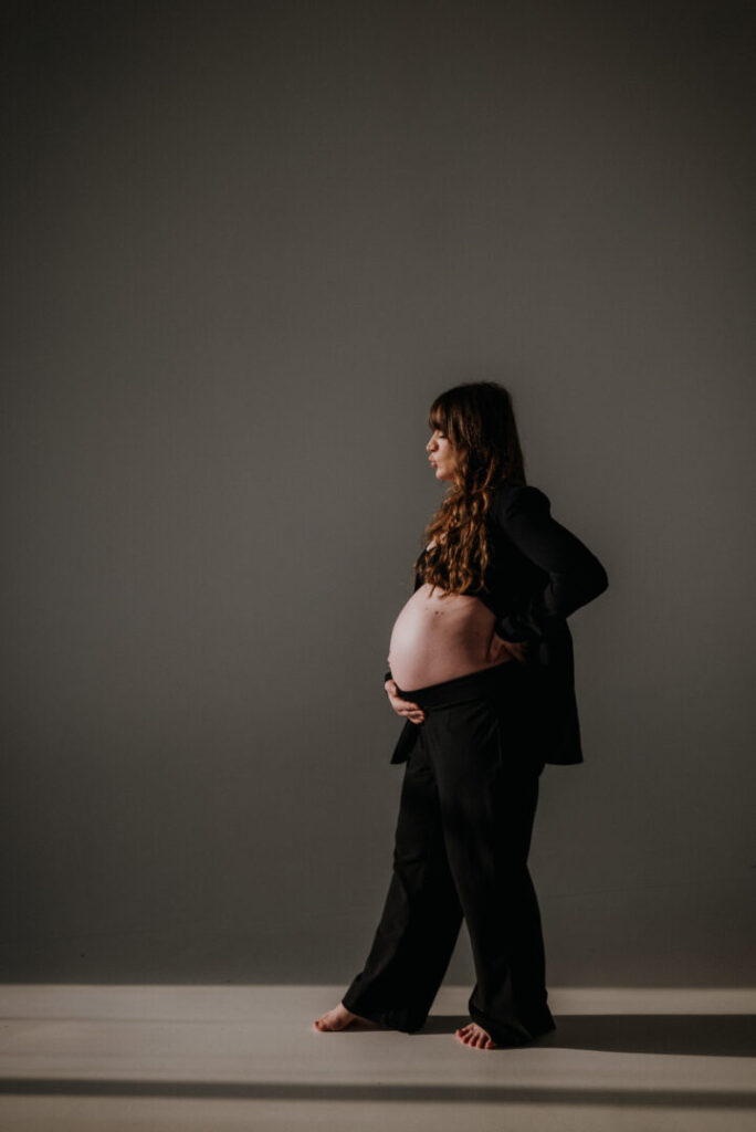 sesja brzuszkowa garnitur elegancja studio