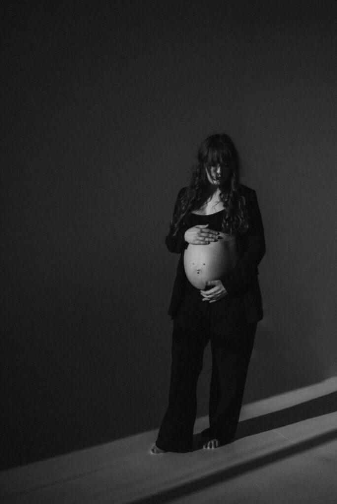 sesja brzuszkowa garnitur elegancja studio