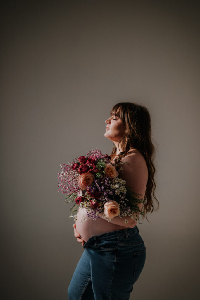 sesja brzuszkowa kwiaty studio