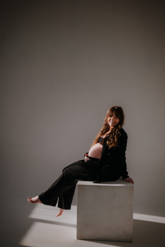 sesja brzuszkowa garnitur elegancja